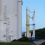 　発射地点に移動するＨ３ロケット１０号機＝１９日午後、鹿児島県の種子島宇宙センター