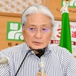 　記者会見する栃木県の福田富一知事＝１９日午後、県庁