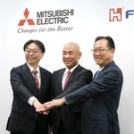 　三菱電機との協業に合意し、写真に納まる鴻海精密工業の関潤氏（右）ら＝１９日午後、東京都内