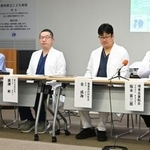 　記者会見する静岡県立こども病院の医師ら＝１９日午後、静岡市