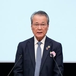 　経団連創立８０周年を記念したシンポジウムであいさつする筒井義信会長＝１９日午後、東京都千代田区
