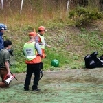 　クマの緊急銃猟を想定した訓練で、流れを確認するハンターら＝１９日午後、東京都奥多摩町