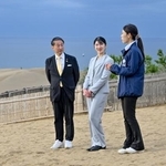 　鳥取砂丘を見学される愛子さま＝１９日午後、鳥取市（代表撮影）