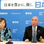 　記者会見する日本保守党の百田代表（右）＝１９日午後、国会