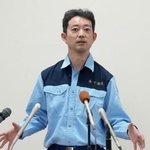 　８月の豪雨や９月の台風２５号の影響で半壊した住宅の修繕費などに支援金を支給する方針を明らかにした千葉県の熊谷俊人知事＝１９日午後、千葉県酒々井町役場