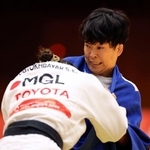 　女子５２キロ級（全盲）決勝　モンゴル選手（手前）を攻める半谷静香。金メダルに輝いた＝愛知県武道館