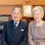 　上皇さまと上皇后美智子さま＝６日、東京・元赤坂の仙洞御所（宮内庁提供）