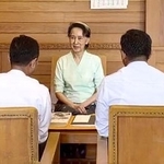 　１９日、ミャンマー親軍政権が公開したアウンサンスーチー氏（中央）の近影とみられる写真（ミャンマー親軍政権提供・共同）