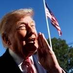 　メディアの質問に答えるトランプ米大統領＝１９日、ワシントン（ロイター＝共同）