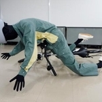 　自転車で転倒し、ハンドルで腹部を打撲した事故を再現したマネキン＝７日午後、東京都港区