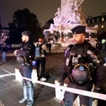 　１９日、外出禁止開始後にパリのレピュブリック広場で配置に就く警察官ら（共同）