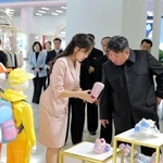 　北朝鮮国内で生産されたアパレル商品の展示会を視察する金正恩朝鮮労働党総書記（手前右）と娘＝１９日、平壌（朝鮮通信＝共同）