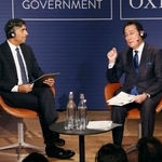 　スナク英元首相（左）と対談する岸田元首相＝１９日、英オックスフォード（共同）