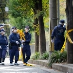 　男性が刺された大阪地裁付近の現場を調べる大阪府警の捜査員ら＝２０日午前１０時３４分、大阪市北区