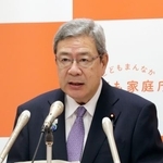 　記者会見する中司規制改革相＝２０日午前、内閣府