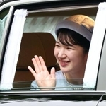 　上皇后美智子さまの９２歳の誕生日を祝うため、仙洞御所に入られる愛子さま＝２０日午前、東京・元赤坂（代表撮影）