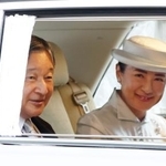 　９２歳の誕生日を迎えた上皇后美智子さまにあいさつするため、仙洞御所に入られる天皇、皇后両陛下＝２０日午前、東京・元赤坂（代表撮影）