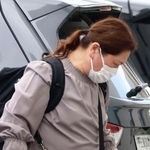 　津地裁に入る水谷水都代被告＝２０日午前１０時４７分