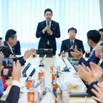 　自民党の沖縄振興調査会と美ら島議員連盟の合同会議であいさつする沖縄県の古謝玄太知事＝２０日午前、東京・永田町の党本部