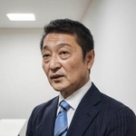 　取材に応じる新居泰人氏＝２０日午後、東京都内