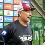 　報道陣の取材に応じる楽天・吉井監督＝２０日、楽天モバイル最強パーク宮城