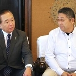 　神奈川県の黒岩祐治知事（左）と面会する岡崎彩咲陽さんの父鉄也さん＝２０日午前、県庁