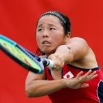 　女子シングルス準々決勝　タイ選手と対戦する上地結衣＝名古屋市東山公園ＴＣ