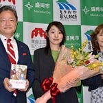 　盛岡市役所で内舘茂市長（左）から市民栄誉賞を贈られ、記念写真に納まる小砂川チトさん（中央）＝２０日午後