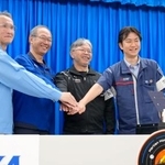 　Ｈ３ロケット１０号機の打ち上げ後、撮影に応じるＪＡＸＡの有田誠プロジェクトマネージャ（中央左）、川勝康弘プロジェクトマネージャ（同右）ら＝２０日午前、鹿児島県の種子島宇宙センター
