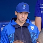　報道陣の取材に応じるＤｅＮＡ・尾形＝２０日、横浜スタジアム