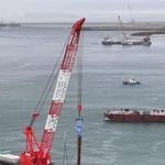 　沖縄県名護市辺野古沖の大浦湾で、くい打ち作業をするクレーン船＝２０２４年８月
