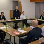 　来年の「西大寺会陽」で宝木の争奪戦実施を見送ることを決めた奉賛会の会合＝２０日午後、岡山市