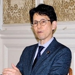 　記者会見する民主改革の会の階幹事長＝２０日午後、国会