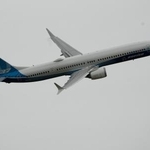 　デモ飛行するボーイングの７３７-１０＝２０２３年６月、パリ近郊（ＡＰ＝共同）