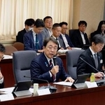 　ＡＩの導入加速に向けた関係府省庁連絡会議の初会合で、あいさつする赤沢経産相（手前左から２人目）＝２１日午前、経産省