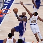 　ＮＢＡ開幕戦のニックス戦で、得点を狙う７６ｅｒｓのジェームズ（左）＝ニューヨーク（ゲッティ＝共同）