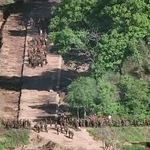 　非武装地帯（ＤＭＺ）で軍用道路の補強作業をする北朝鮮の兵士（韓国軍提供・共同）