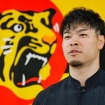 　取材に応じる阪神の佐藤輝明内野手＝２１日、兵庫県西宮市