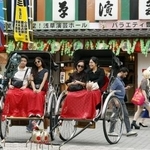 　東京・浅草で人力車を楽しむ外国人観光客。周辺では多くの訪日客が行き交っていた＝７月