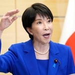 　政権発足から１年を迎えたのを受け、記者団の取材に応じる高市首相＝２１日午後、首相官邸