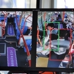 　転倒リスクの高い乗客を赤枠で囲んで表示するモニター＝２１日午後、東京都日野市
