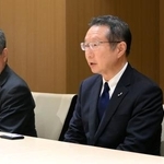 　静岡県島田市で染谷絹代市長と面会する中部電力の安井稔社長（右）＝２１日午後