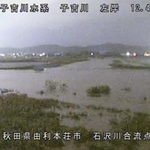 　大雨で増水した秋田県由利本荘市の子吉川のライブカメラ画像＝２１日夜（国交省提供）