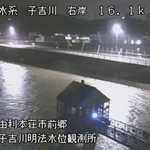 　大雨で増水した秋田県由利本荘市の子吉川のライブカメラ画像＝２１日夜（国交省提供）