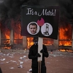 　フランス南部リヨンで、ギロチンとマクロン大統領の写真を掲げるデモ参加者＝１７日（ＡＰ＝共同）