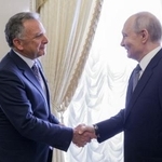 　２１日、ロシアのプーチン大統領（右）と会談したウィットコフ米和平交渉担当特使＝ロシア・サンクトペテルブルク（タス＝共同）