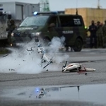 　ドイツ・ハンブルクで実施された軍民連携を確認する演習で、爆発する無人機＝９月（ロイター＝共同）