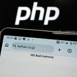 　プログラミング言語「ＰＨＰ」に欠陥が見つかった影響で、京阪ホールディングスが一時停止したホームページの画面（手前）＝２１日夜