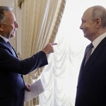 　サンクトペテルブルクで会談に臨むプーチン大統領（右）とウィットコフ米和平交渉担当特使＝２１日（ロシア大統領府提供・ＡＰ＝共同）