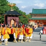 　平安神宮を出発する「時代祭」の神幸列＝２２日午前、京都市